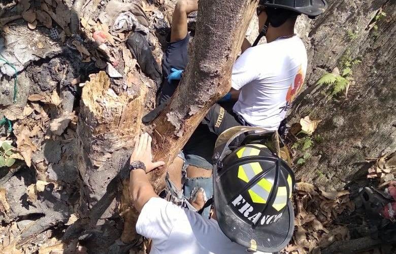 Bomberos rescatan a persona de la tercera edad