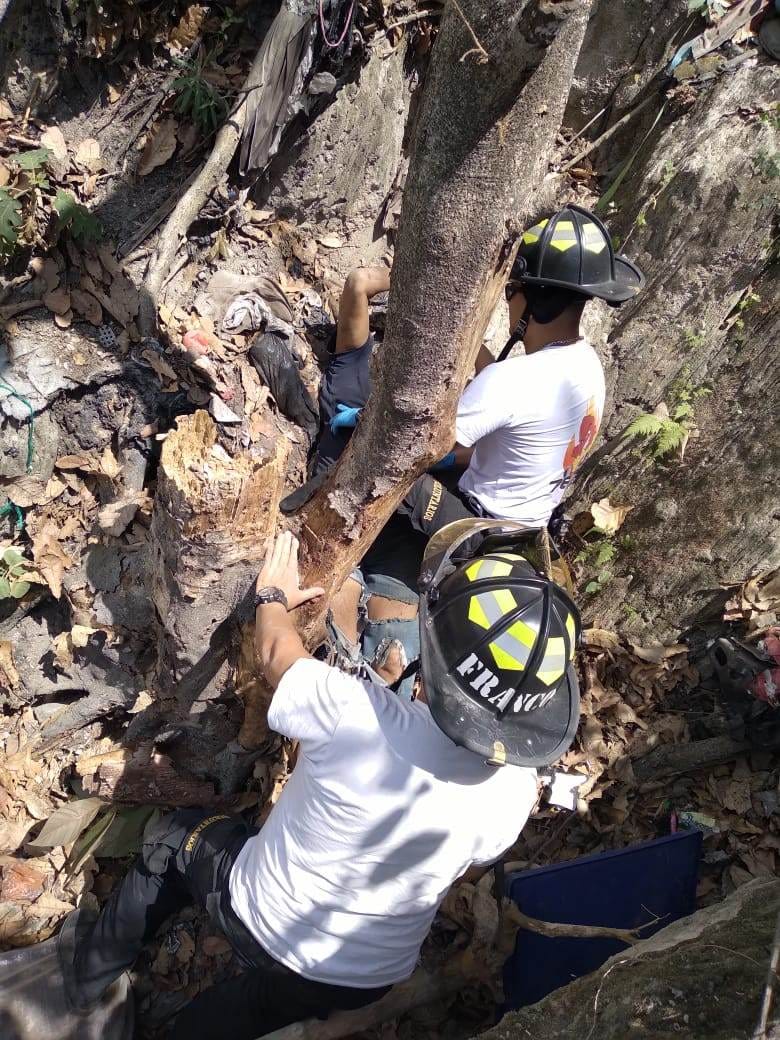 Bomberos rescatan a persona de la tercera edad
