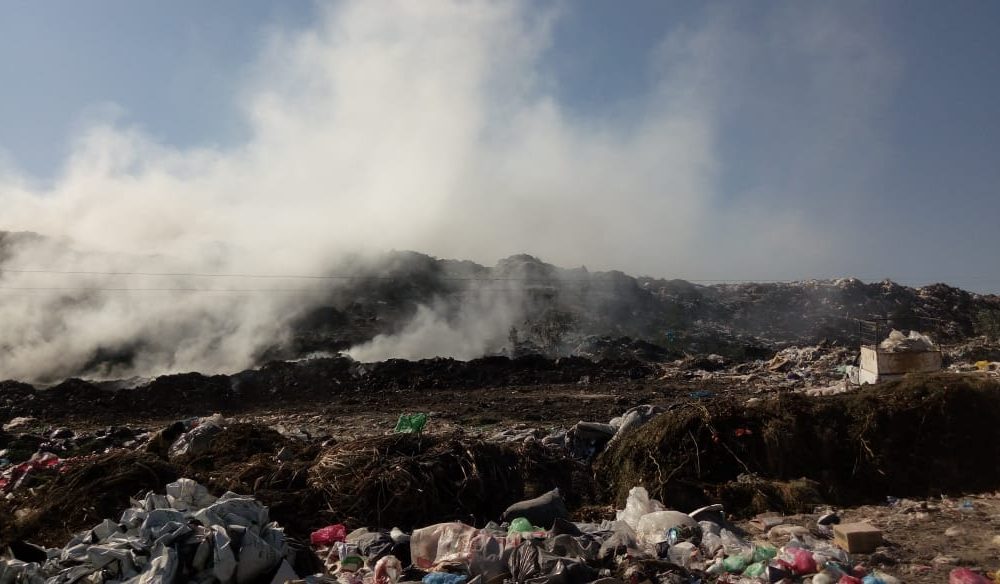Vertedero en llamas causa grave contaminación ambiental