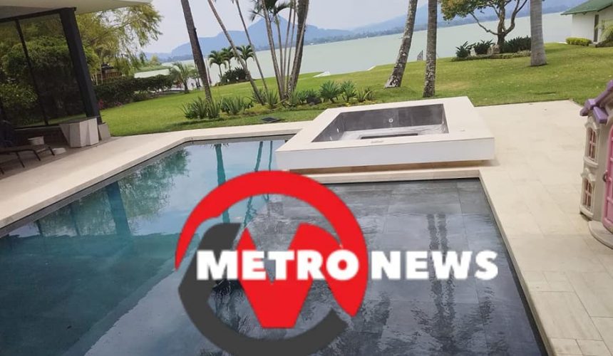 Niño cae accidentalmente en una piscina