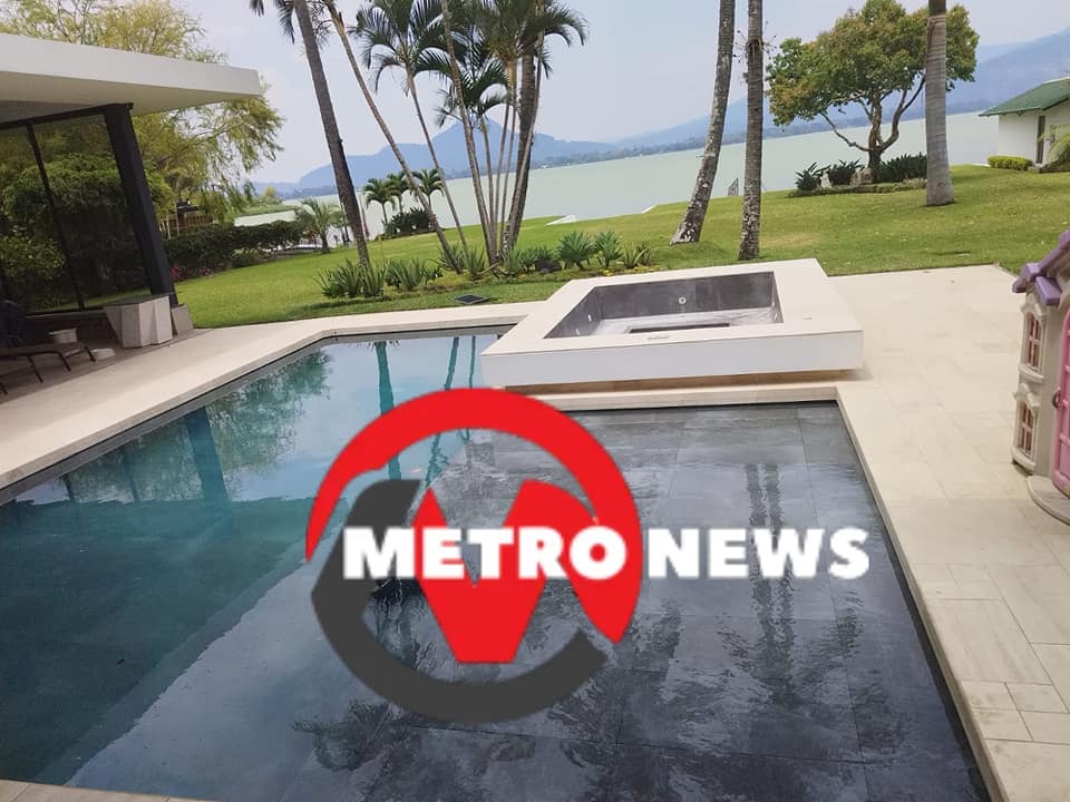 Niño cae accidentalmente en una piscina