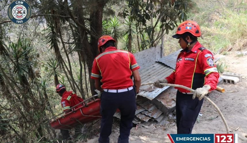 Bomberos Municipales realizan rescate de mujer que lanzó a un barranco