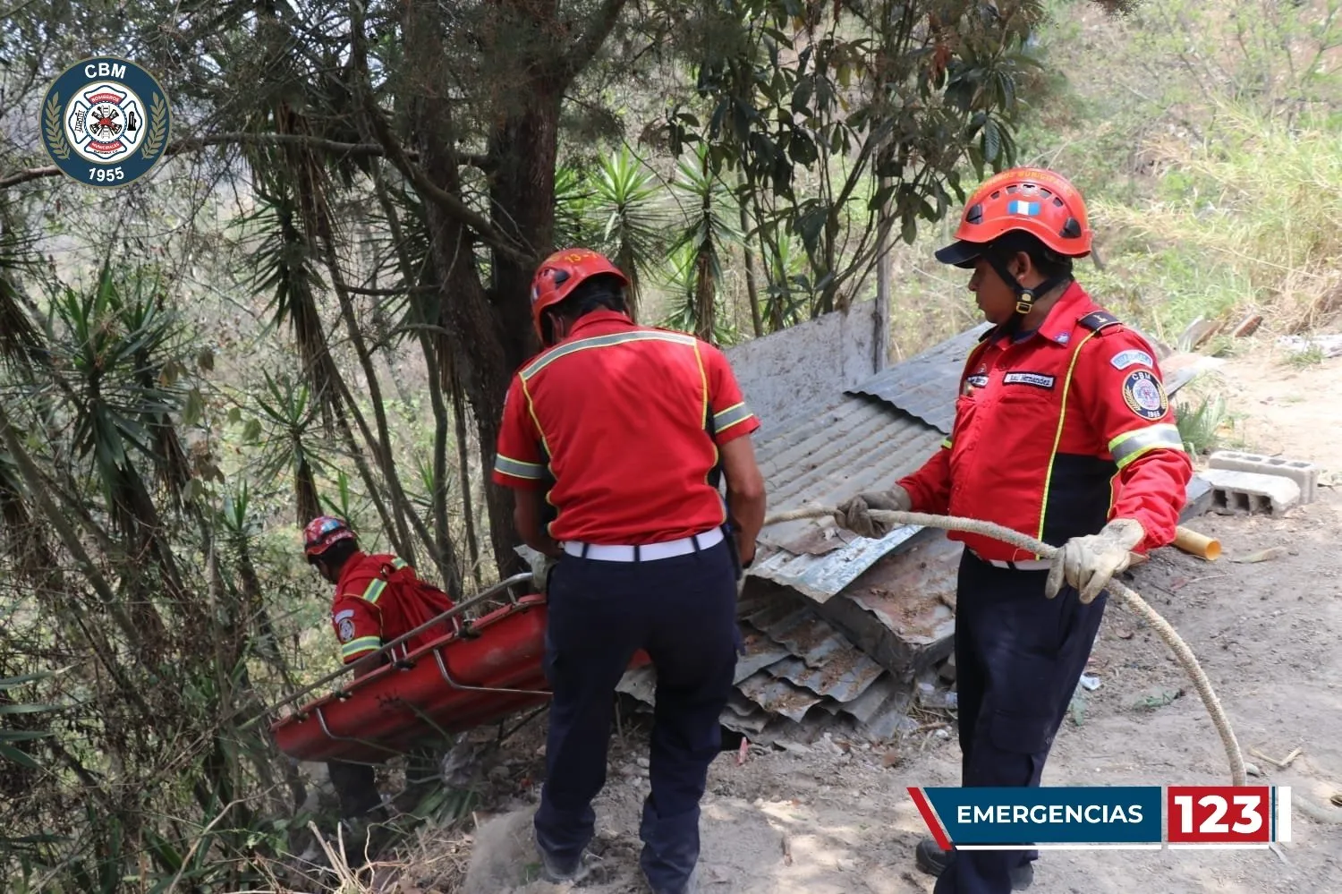 Bomberos Municipales realizan rescate de mujer que lanzó a un barranco