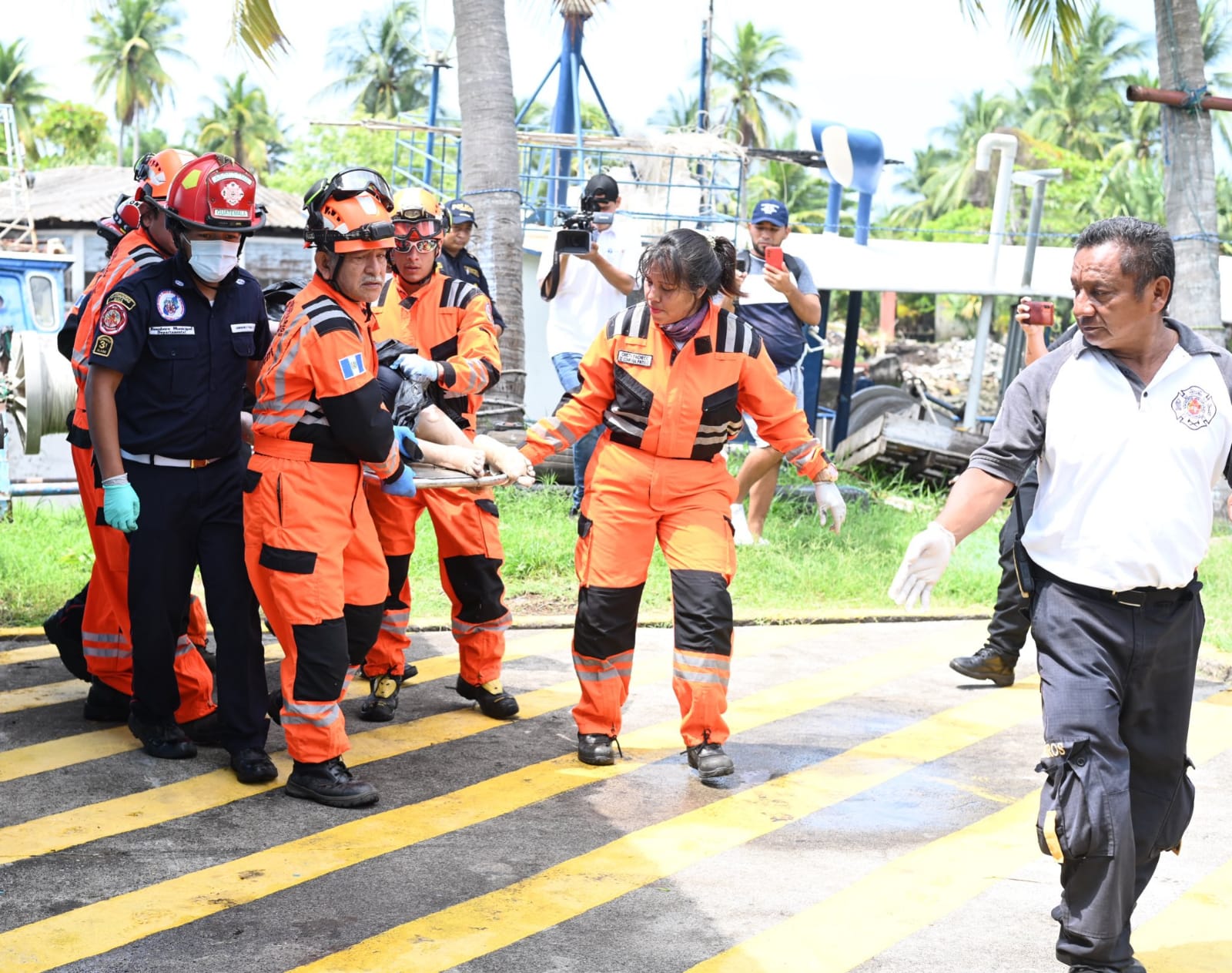 bomberos voluntarios encuentran a niñas