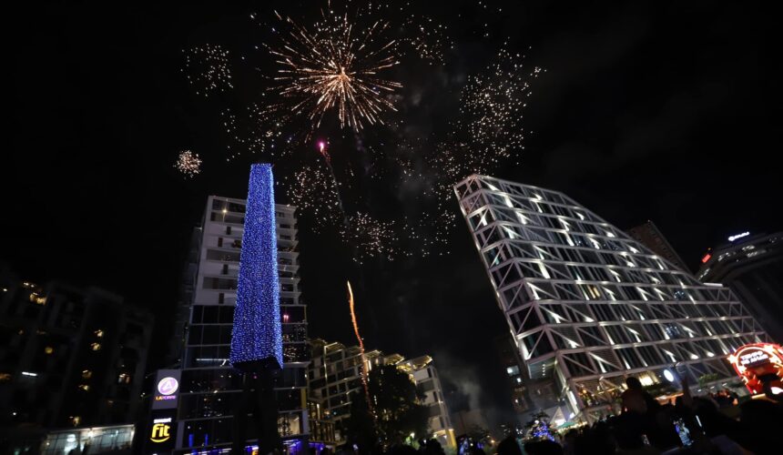 Ricardo Quiñónez ilumina la ciudad con el encendido de luces