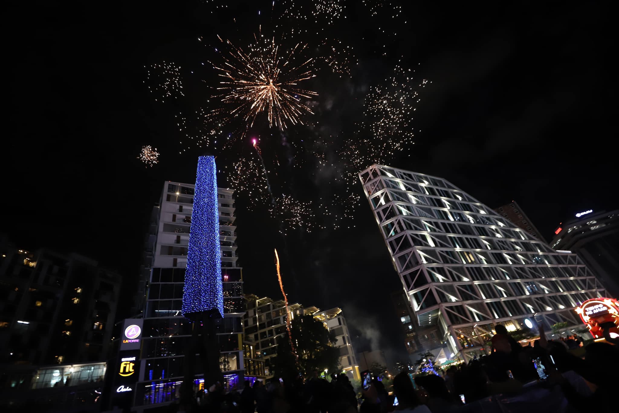 Ricardo Quiñónez ilumina la ciudad con el encendido de luces