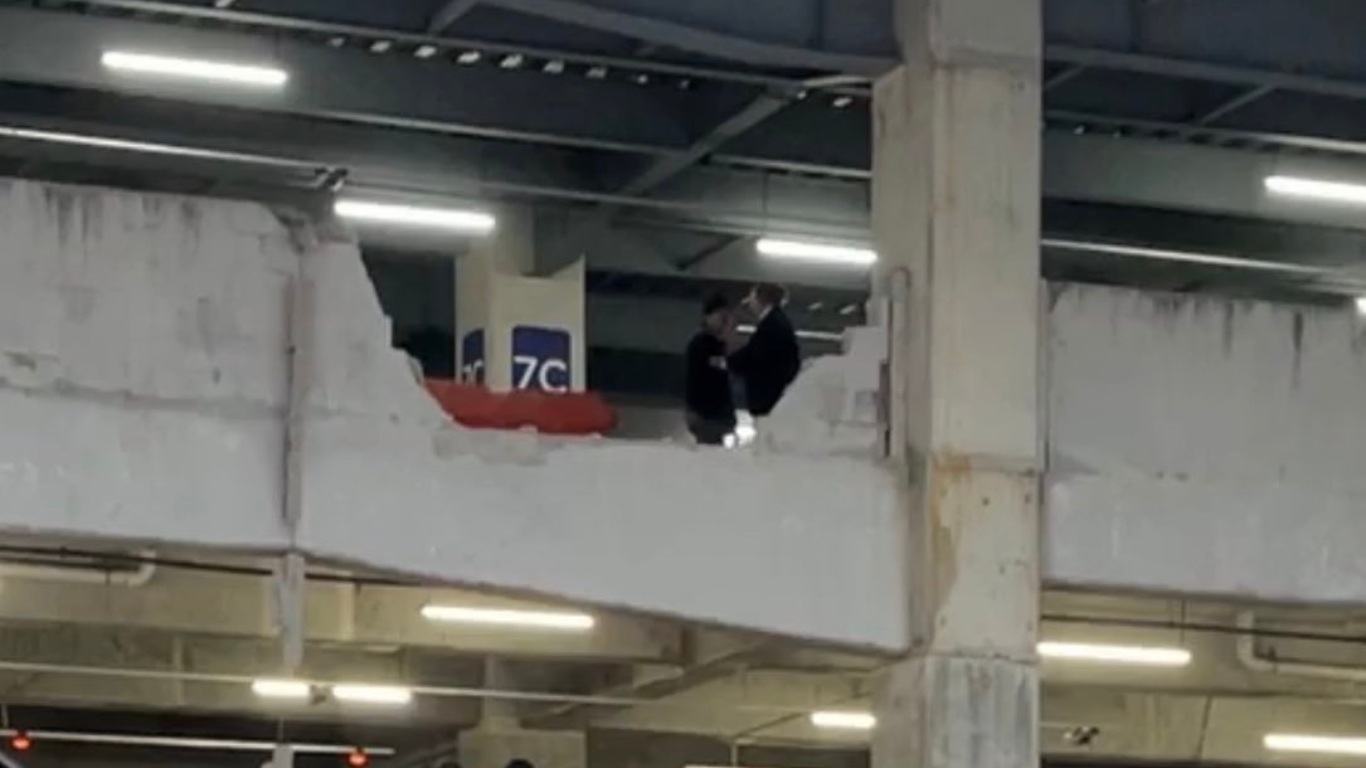 Auto cae desde 5 pisos en estacionamiento de centro comercial ...