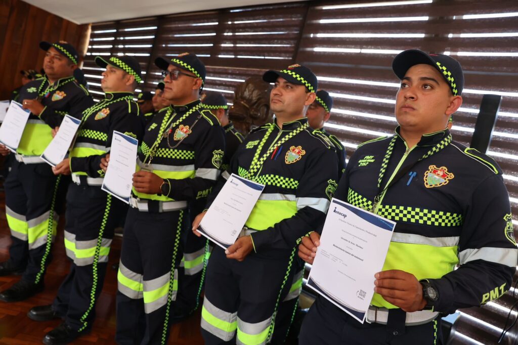 Ricardo Quiñonez felicita a agentes de PMT por finalizar curso