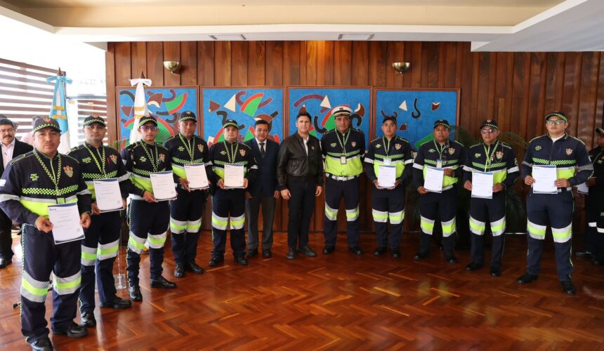 Ricardo Quiñonez felicita a agentes de PMT por finalizar curso