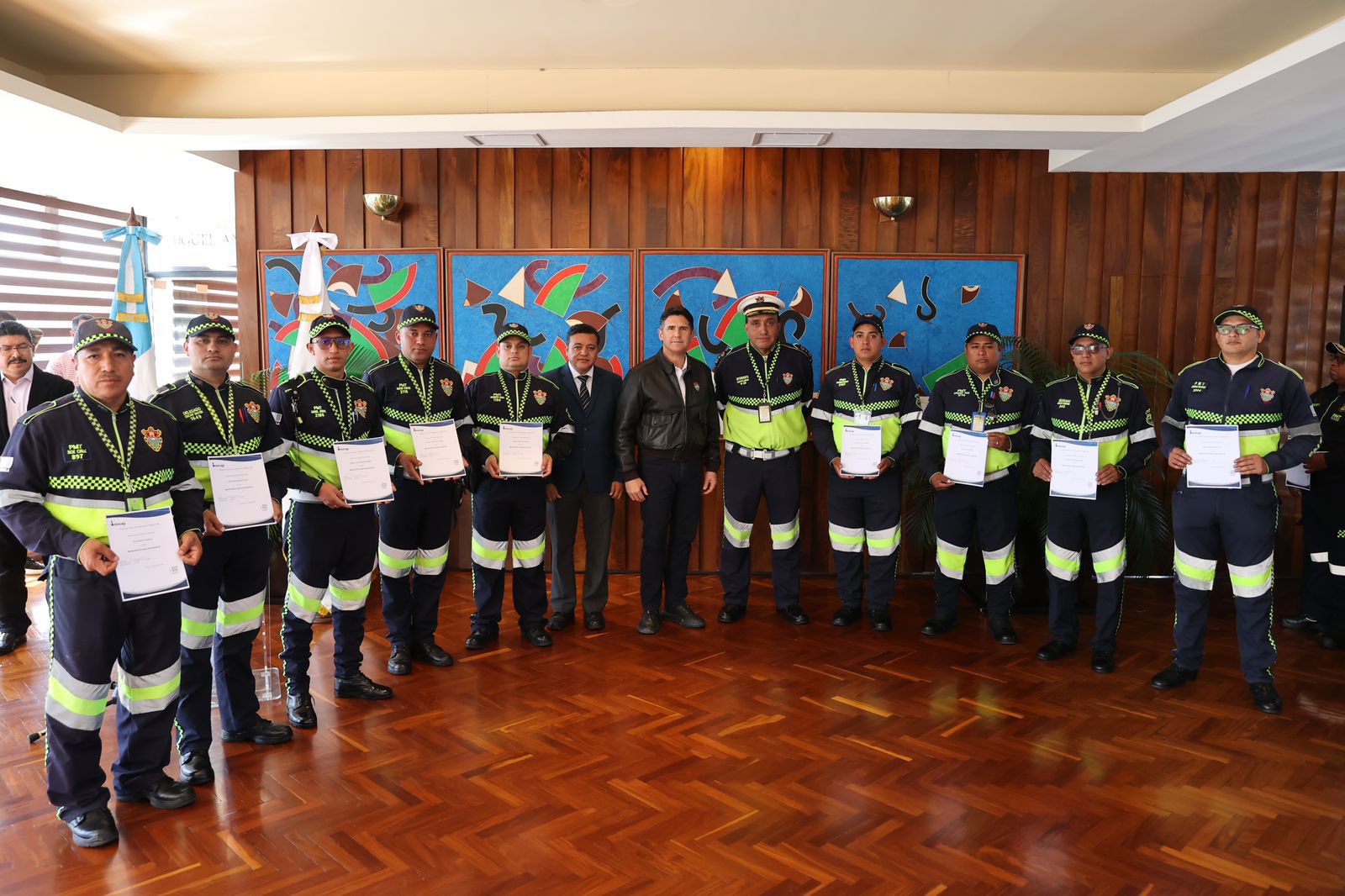 Ricardo Quiñonez felicita a agentes de PMT por finalizar curso