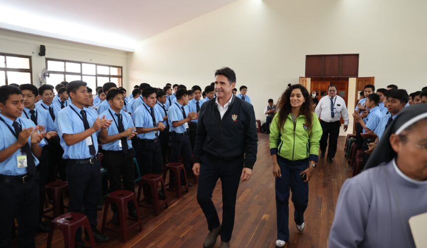 Jóvenes guatemaltecos lideran el proyecto de paneles solares, bajo la dirección de Ricardo Quiñónez, para un futuro más verde.