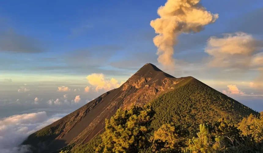 Volcán de Fuego genera explosiones y caída de ceniza, alertan autoridades
