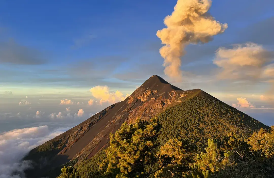 Volcán de Fuego genera explosiones y caída de ceniza, alertan autoridades