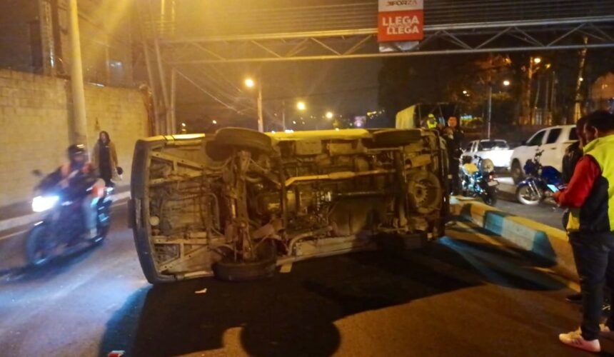 Un accidente en Zona 5 movilizó a las autoridades este 13 de enero, luego de que se reportara un vehículo volcado