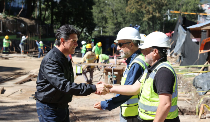 El alcalde Ricardo Quiñónez supervisa personalmente los avances en la reconstrucción del puente Adolfo Mijangos López, que conectará las zonas 1 y 3 de la capital.