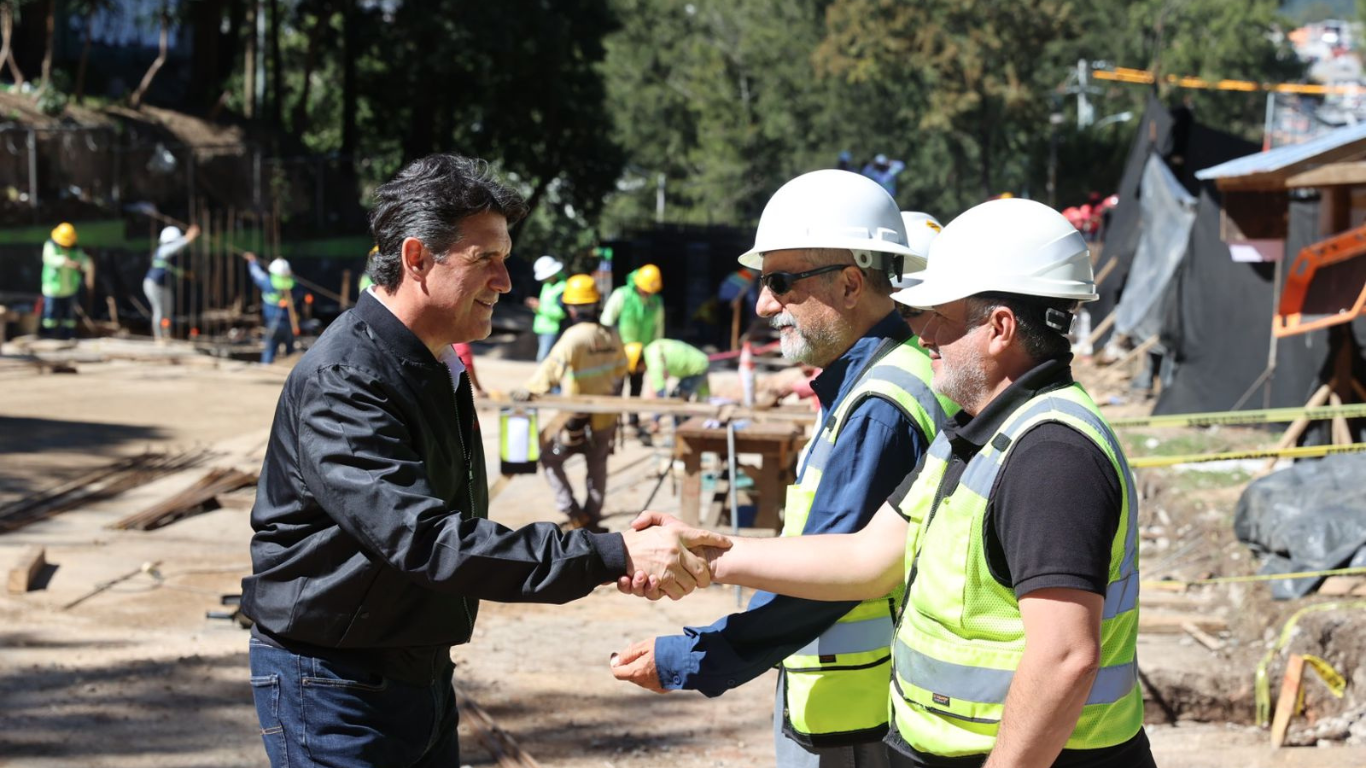 El alcalde Ricardo Quiñónez supervisa personalmente los avances en la reconstrucción del puente Adolfo Mijangos López, que conectará las zonas 1 y 3 de la capital.