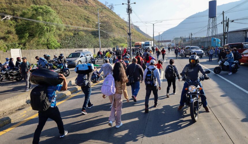 Transportistas inician bloqueos en diferentes rutas del país este lunes
