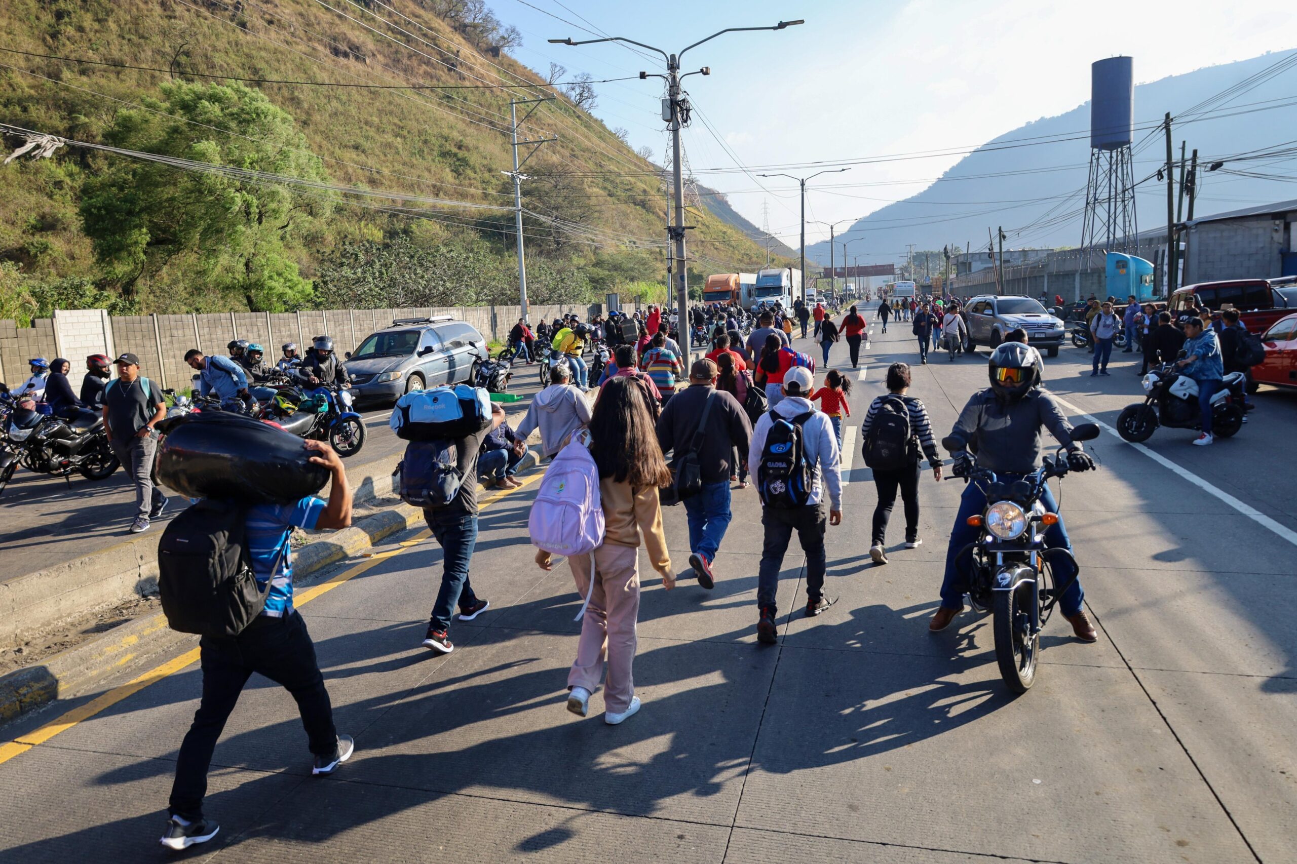 Transportistas inician bloqueos en diferentes rutas del país este lunes
