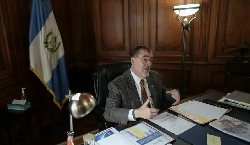 Bernardo Arévalo revoca el seguro obligatorio y promueve una reforma al transporte en Guatemala