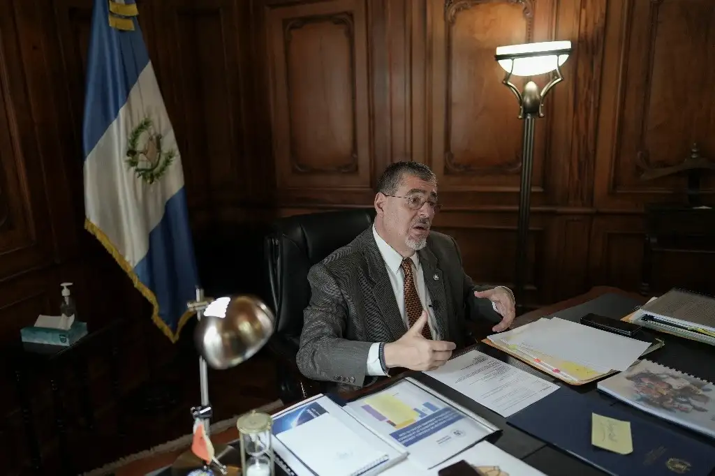 Bernardo Arévalo revoca el seguro obligatorio y promueve una reforma al transporte en Guatemala