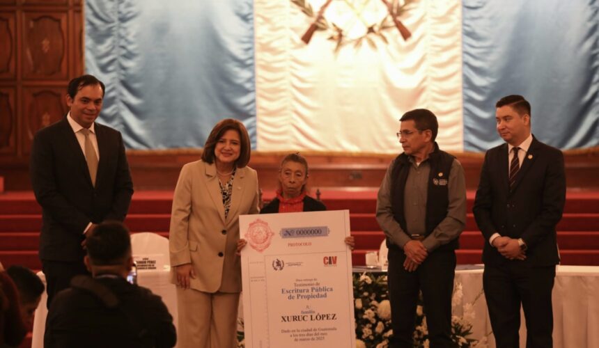 Presidencia en funciones entrega más de 350 escrituras de propiedad