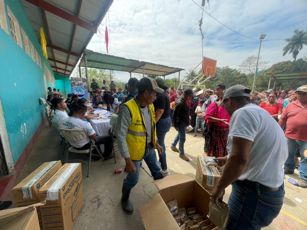 Gobierno de Guatemala entregó suministros para impulsar huertos familiares.