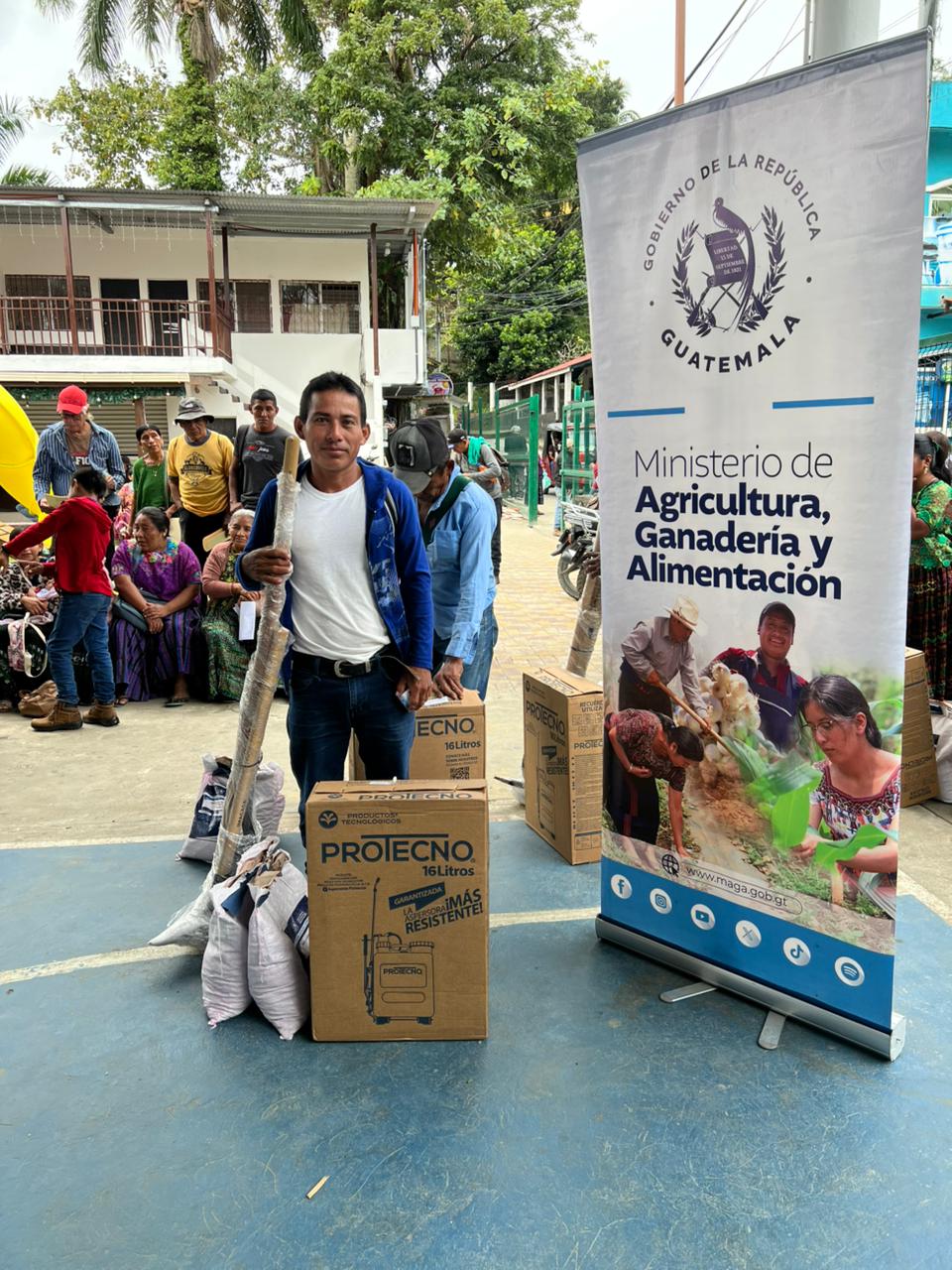 Gobierno de Guatemala entregó suministros para impulsar huertos familiares.