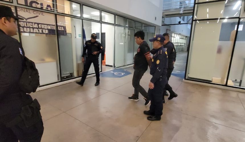 La coordinación entre autoridades guatemaltecas y salvadoreñas permitió la localización y expulsión de un presunto integrante del Barrio 18 que figuraba entre los delincuentes más buscados por la justicia de El Salvador.