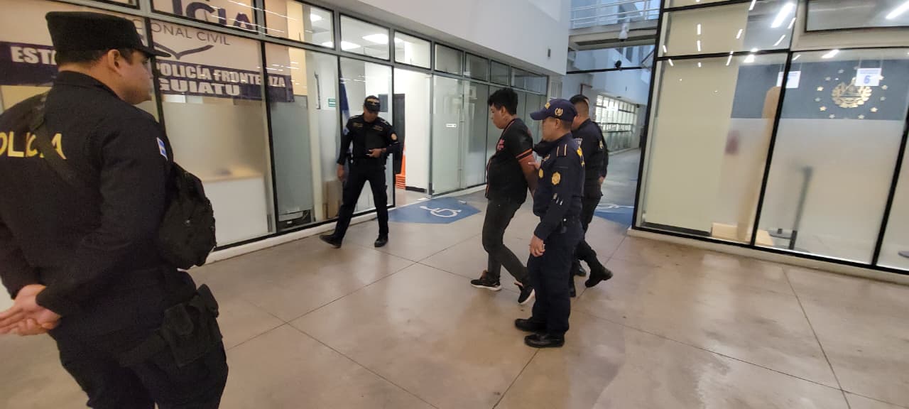 La coordinación entre autoridades guatemaltecas y salvadoreñas permitió la localización y expulsión de un presunto integrante del Barrio 18 que figuraba entre los delincuentes más buscados por la justicia de El Salvador.