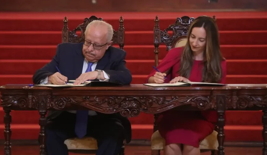 El ministro de Relaciones Exteriores, Carlos Ramiro Martínez, y la embajadora del Reino Unido en Guatemala, Juliana Correa Rivera, firman el Memorándum de Entendimiento para impulsar el proyecto MetroRiel. (Foto Prensa Libre: Byron Baiza)