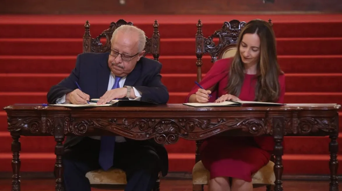 El ministro de Relaciones Exteriores, Carlos Ramiro Martínez, y la embajadora del Reino Unido en Guatemala, Juliana Correa Rivera, firman el Memorándum de Entendimiento para impulsar el proyecto MetroRiel. (Foto Prensa Libre: Byron Baiza)