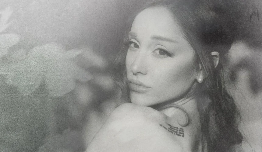 Ariana conquista a la crítica con su nuevo álbum