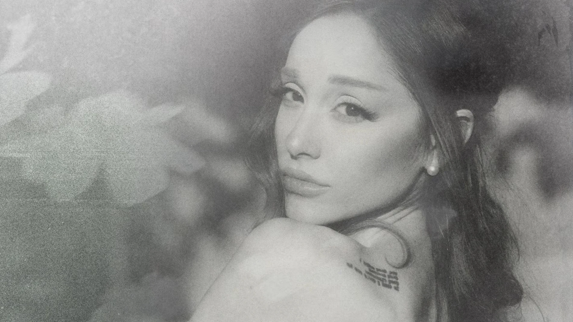 Ariana conquista a la crítica con su nuevo álbum