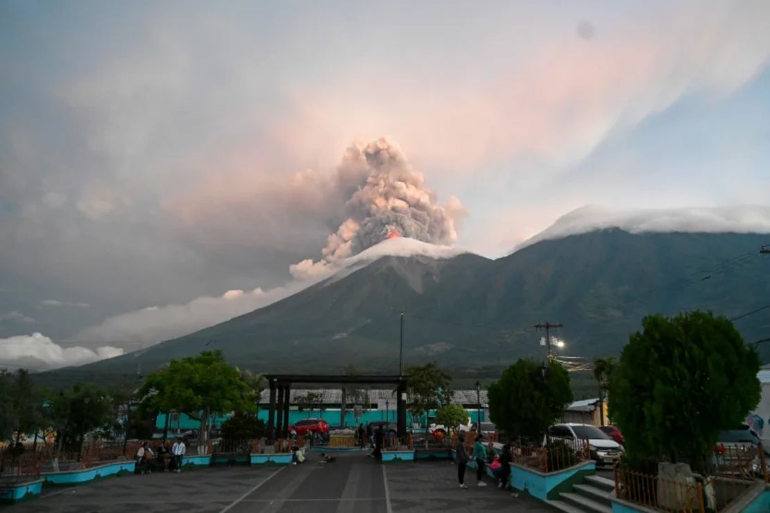 Una inusual actividad volcánica ha llamado la atención de expertos y autoridades internacionales, luego de que Guatemala y Japón registraran erupciones con menos de 24 horas de diferencia.