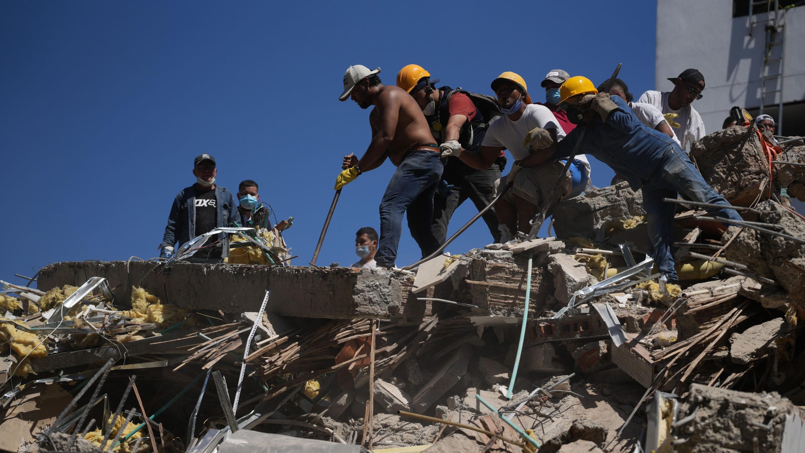 Rescates se intensifican tras terremoto que sacudió Colombia