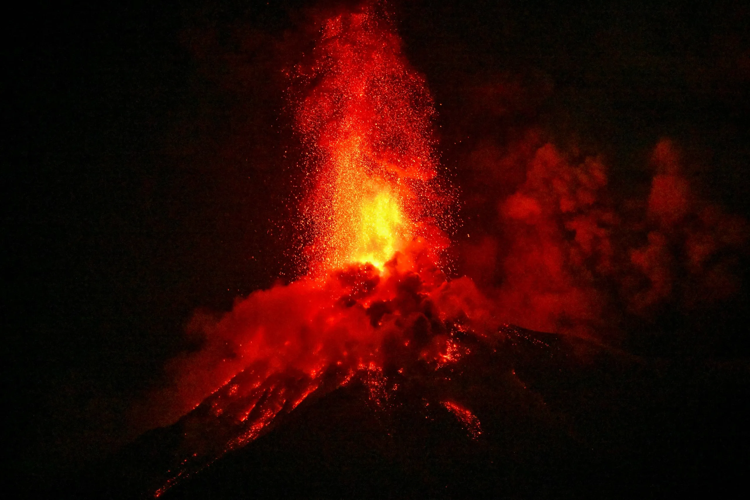 Volcán de Fuego: imágenes muestran columnas de ceniza