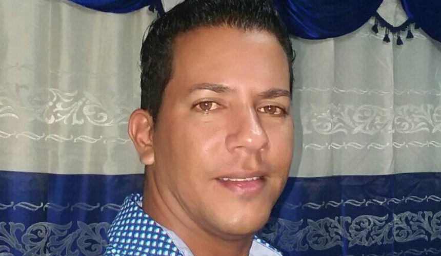 Retrato profesional del enfermero cubano Adrián Díaz Araujo, de la misión médica en Guatemala