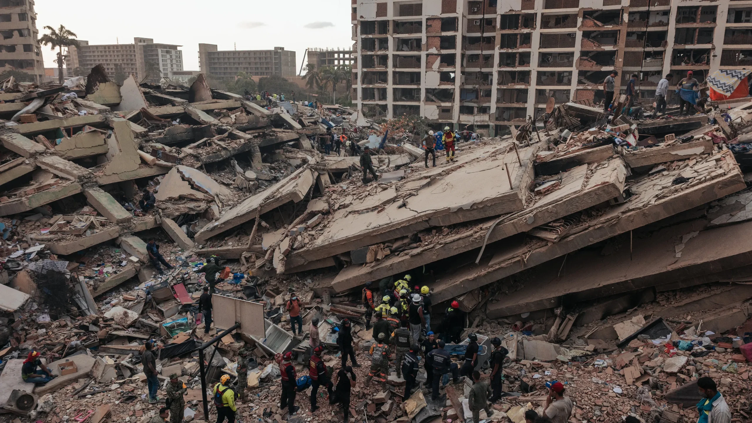 Edificios dañados y escombros en el norte de Venezuela tras el doble sismo de magnitudes 7.2 y 7.5 cerca de Yumare