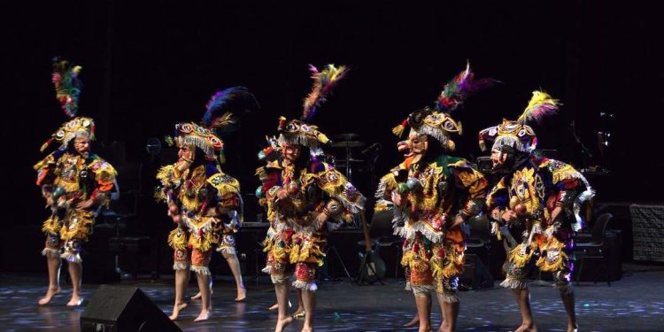 Artistas guatemaltecos interpretando piezas de música folklórica y tradicional durante la 33 Gala de la Canción Guatemalteca en la Gran Sala Efraín Recinos.