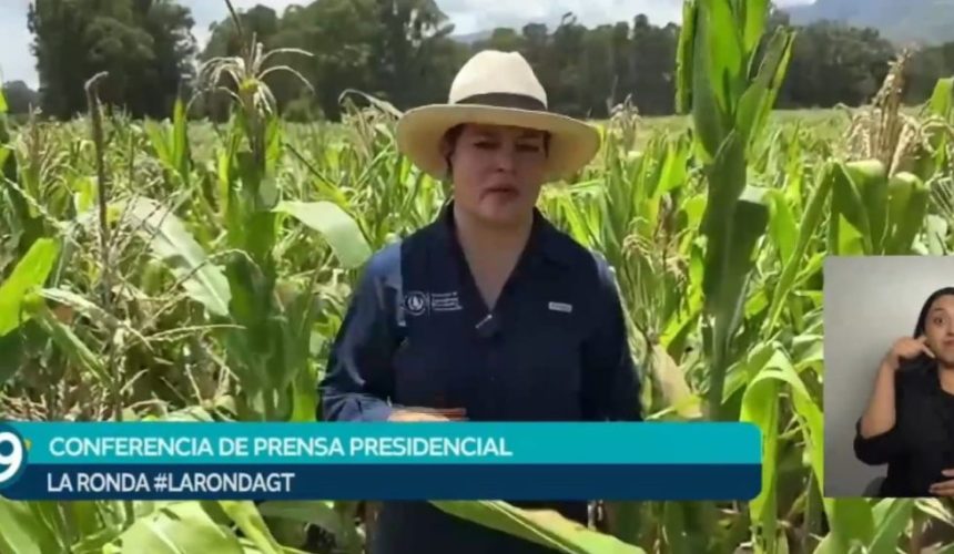 La ministra María Fernanda Rivera Dávila durante la conferencia La Ronda desde una parcela de maíz, explicando el uso eficiente del agua en la agricultura.