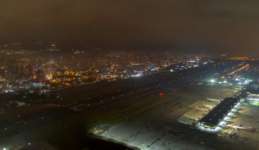 Técnicos de la DGAC realizando inspección y mantenimiento del sistema de iluminación en la pista de aterrizaje del Aeropuerto Internacional La Aurora.