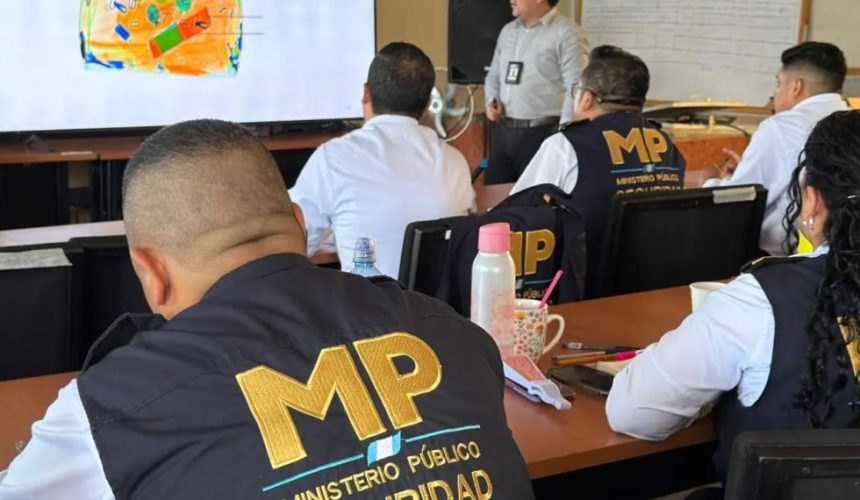 Personal del Ministerio Público e inspectores de AVSEC operando sistemas de escáner de Rayos X en el Aeropuerto La Aurora.