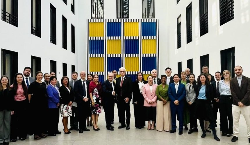 El Embajador de Guatemala dialogando con autoridades y representantes del sector laboral en Alemania sobre alianzas de movilidad laboral segura.