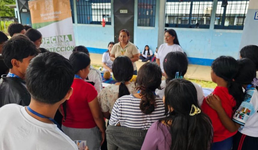 Jóvenes del caserío El Caoba en Poptún, Petén, participando en la jornada informativa sobre nutrición y hábitos alimenticios saludables.