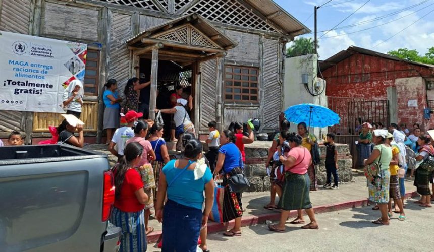 Familias rurales recibiendo raciones de alimentos por su participación en proyectos de desarrollo y mantenimiento comunitario.