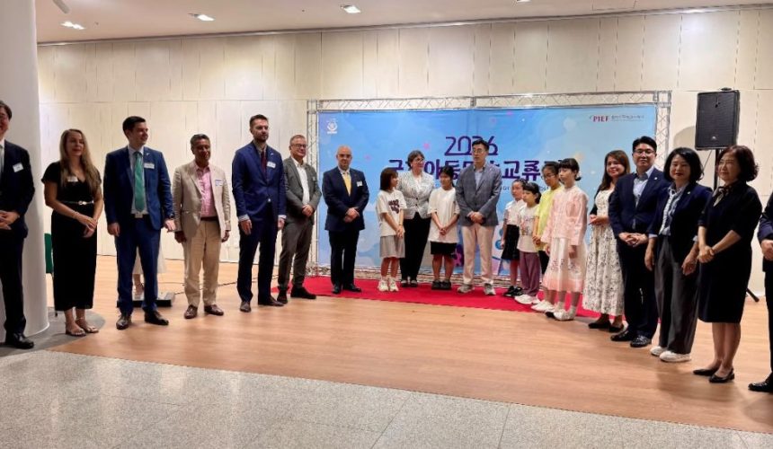 Obras de arte infantil creadas por niños guatemaltecos exhibidas en las galerías de la exposición internacional en Corea del Sur.