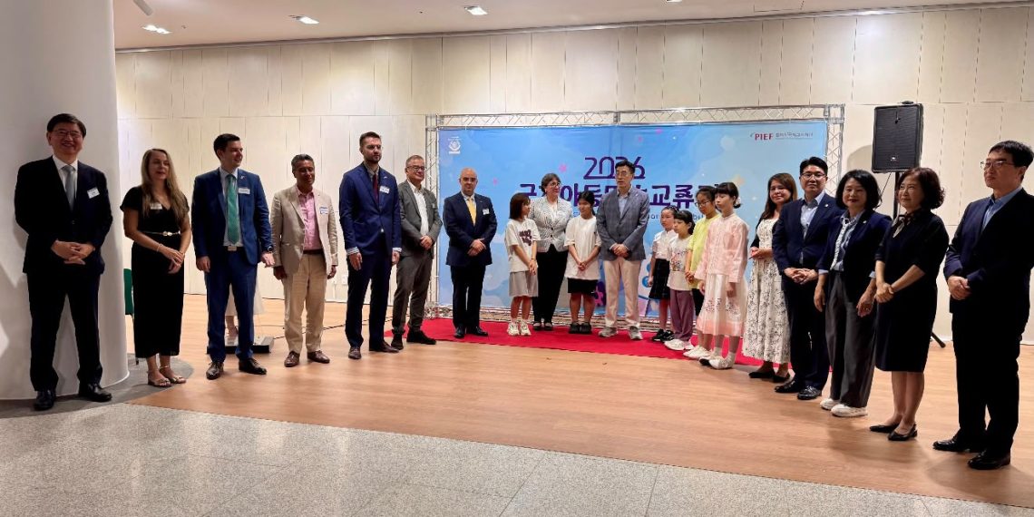 Obras de arte infantil creadas por niños guatemaltecos exhibidas en las galerías de la exposición internacional en Corea del Sur.