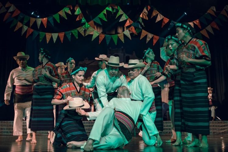 El Ballet Moderno y Folklórico Nacional de Guatemala presentándose junto a sus marimbas en el X Festival Patrio.