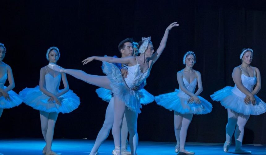 Bailarines del Ballet Nacional de Guatemala Christa Mertins interpretando El Lago de los Cisnes en el auditorio del Colegio Americano.