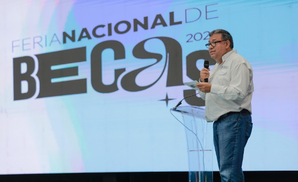 Jóvenes guatemaltecos recibiendo certificaciones del Fondo Nacional de Becas para continuar sus estudios profesionales.